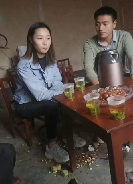 失婚後，前妻上門給母親賀壽，飯桌上母親一直踢我，抬頭後我紅了眼眶