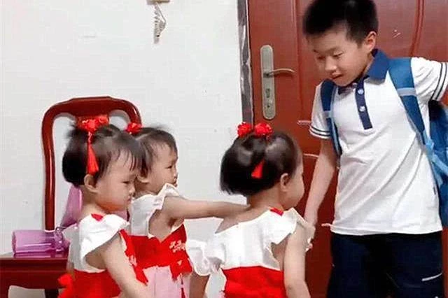 5歲兒子想要妹妹！寶媽如願生下「3個妹妹」 放學回家的場景，讓哥哥直言：壓力好大