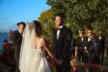 快訊/瘦子結婚4年海島補辦婚禮! 甜牽老婆深情對望「大咖全現身見證」